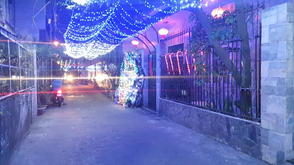 From alleys to streets, christmassy feeling fills the air